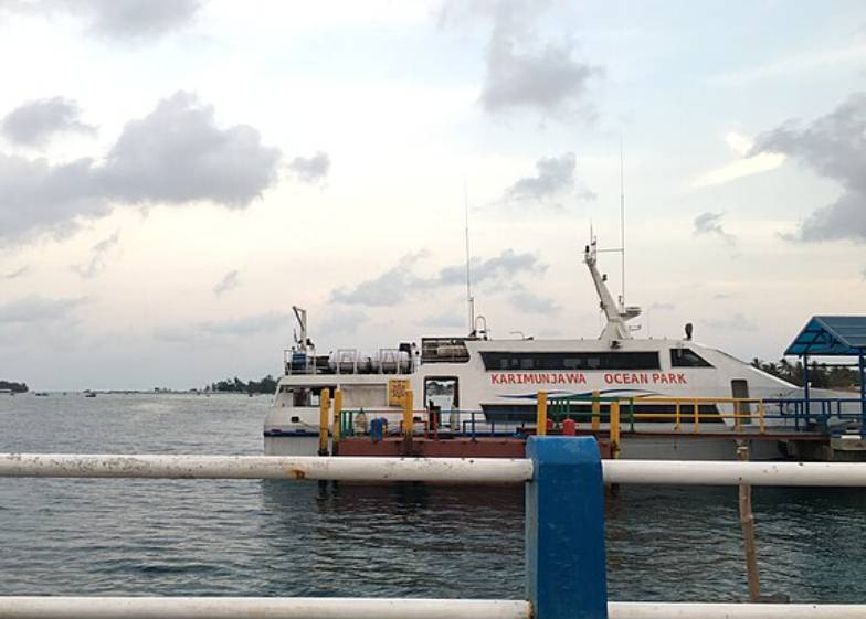 potret kapal feri Karimunjawa (commons.wikimedia.org/Elicefa)
